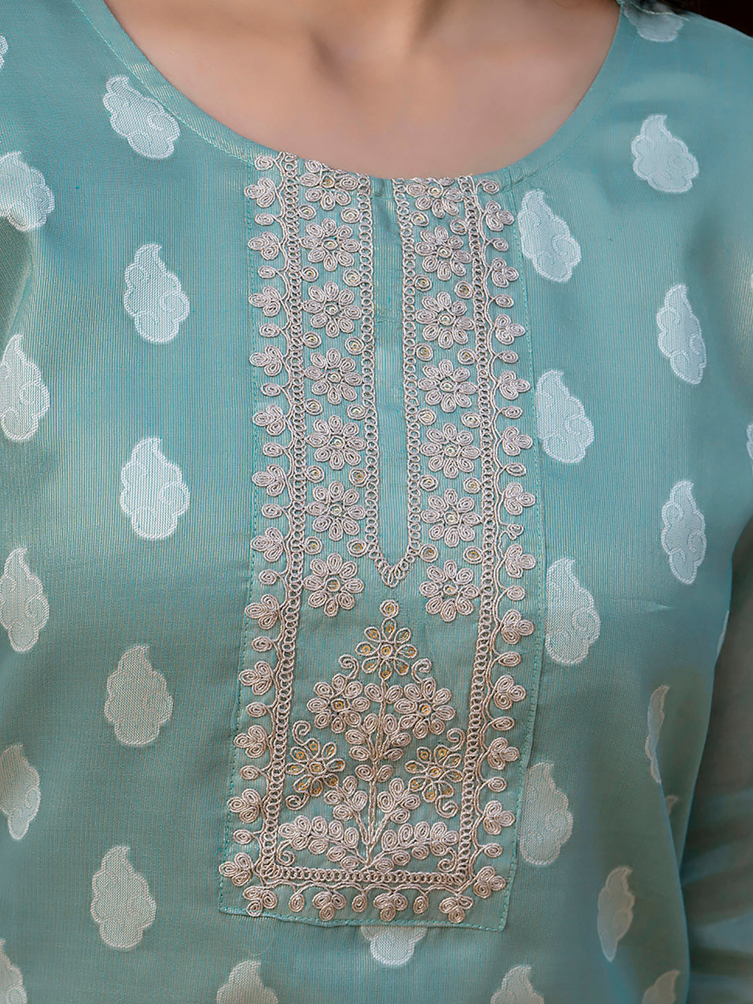 VredeVogel Women Embroidered Silk Blend Straight Kurta