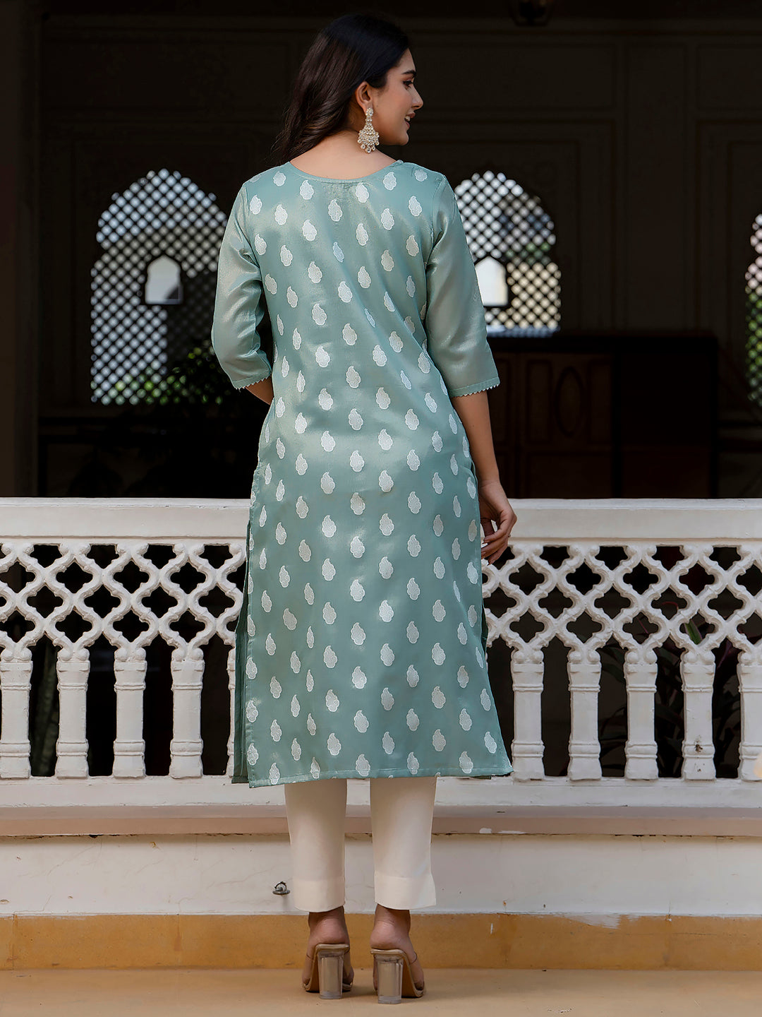 VredeVogel Women Embroidered Silk Blend Straight Kurta