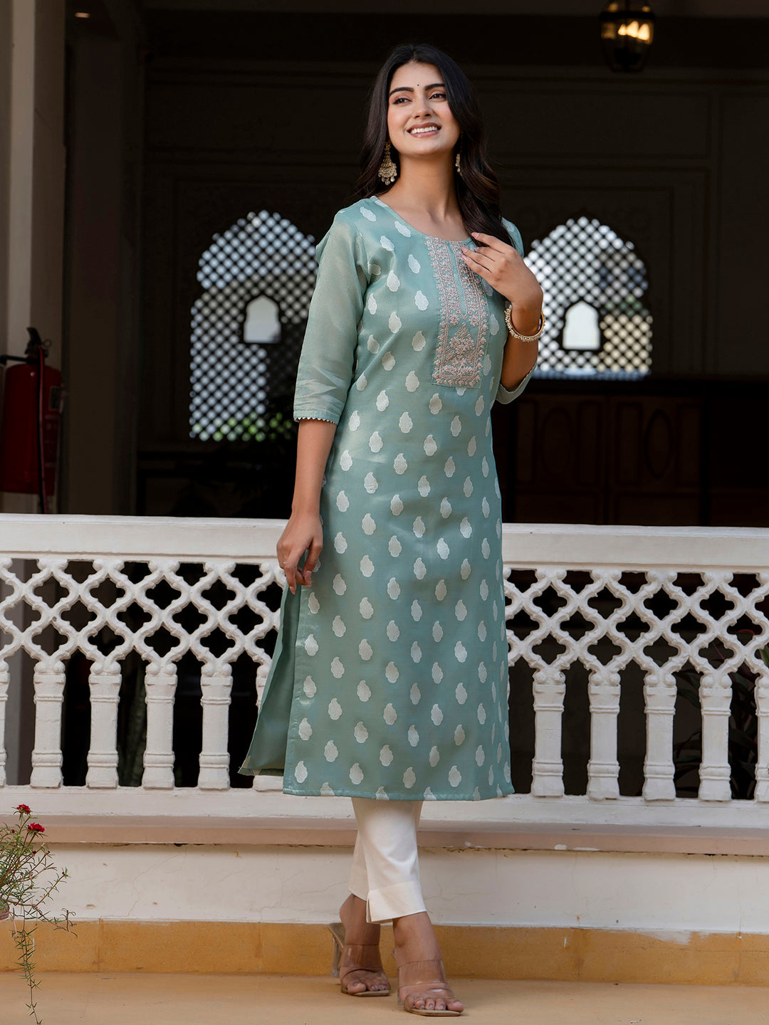 VredeVogel Women Embroidered Silk Blend Straight Kurta