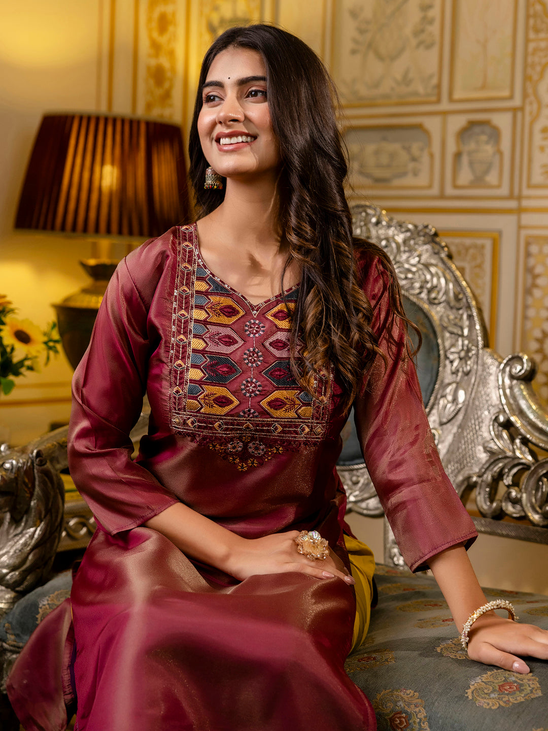 VredeVogel Women Embroidered shimmer Silk Blend Straight Kurta
