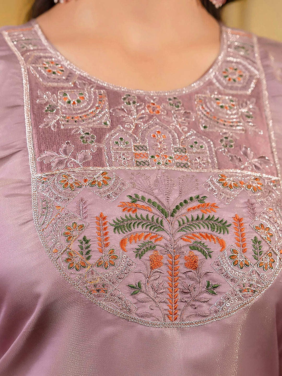 VredeVogel Women Embroidered shimmer Silk Blend Straight Kurta
