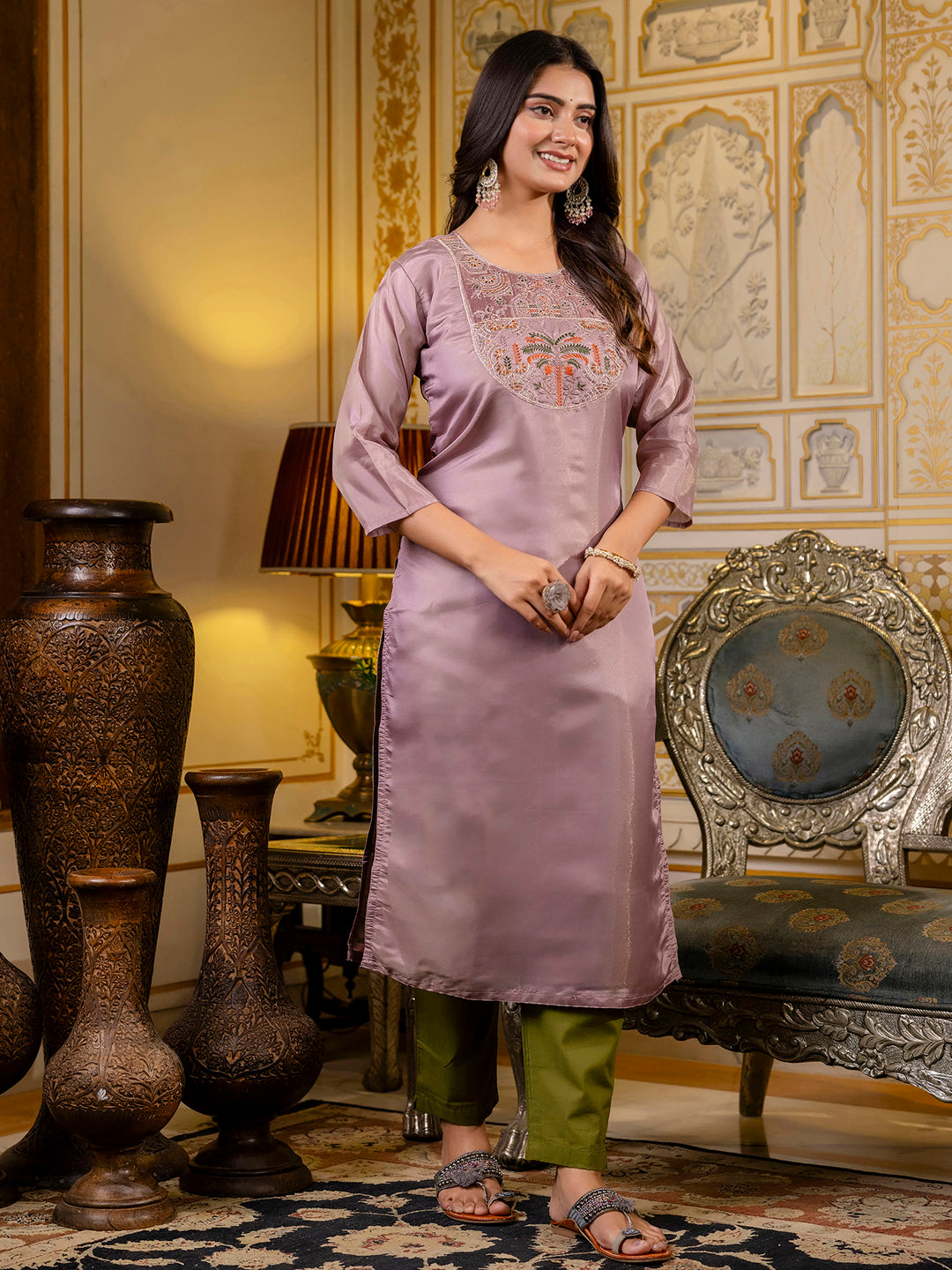 VredeVogel Women Embroidered shimmer Silk Blend Straight Kurta