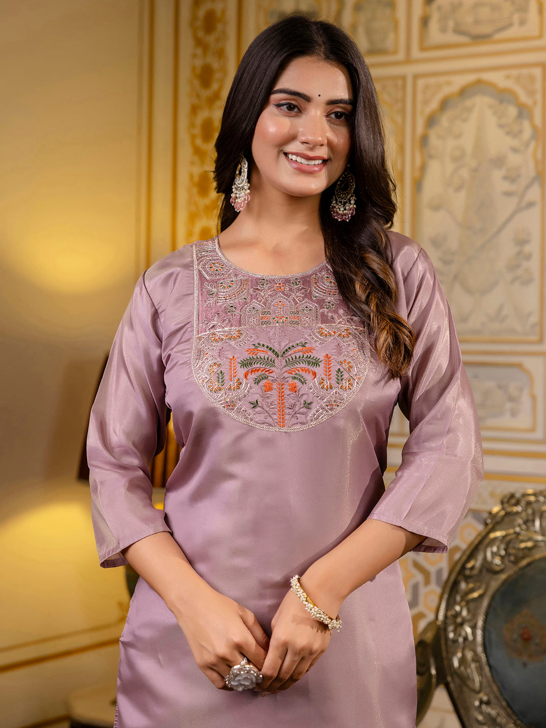 VredeVogel Women Embroidered shimmer Silk Blend Straight Kurta