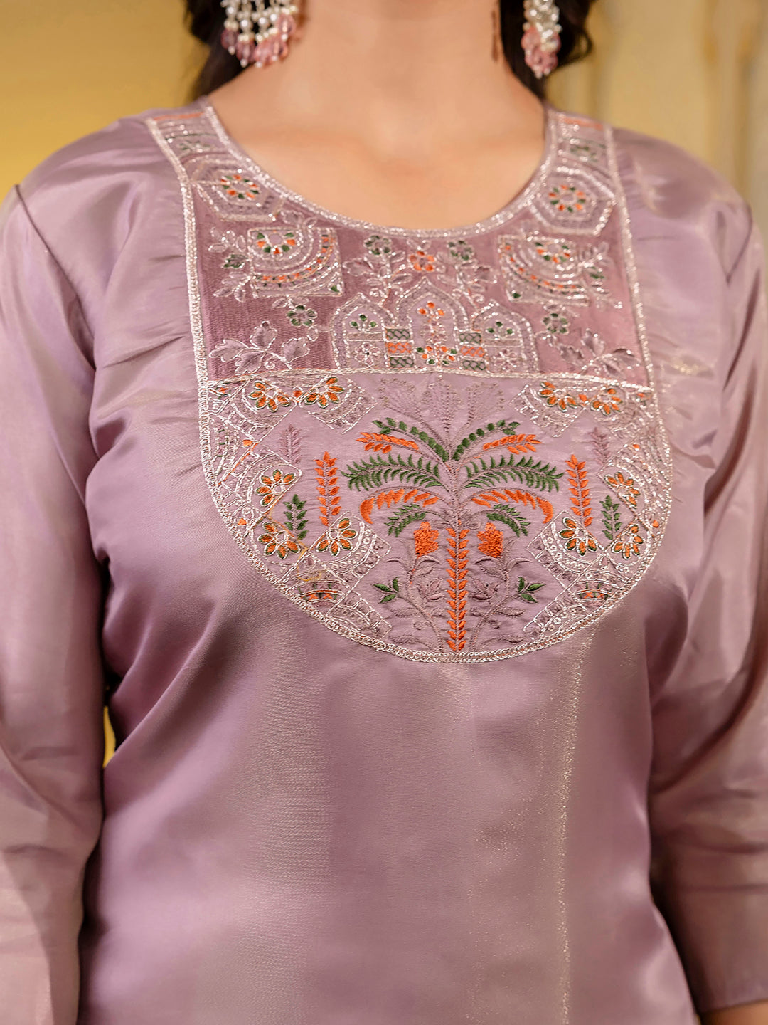 VredeVogel Women Embroidered shimmer Silk Blend Straight Kurta
