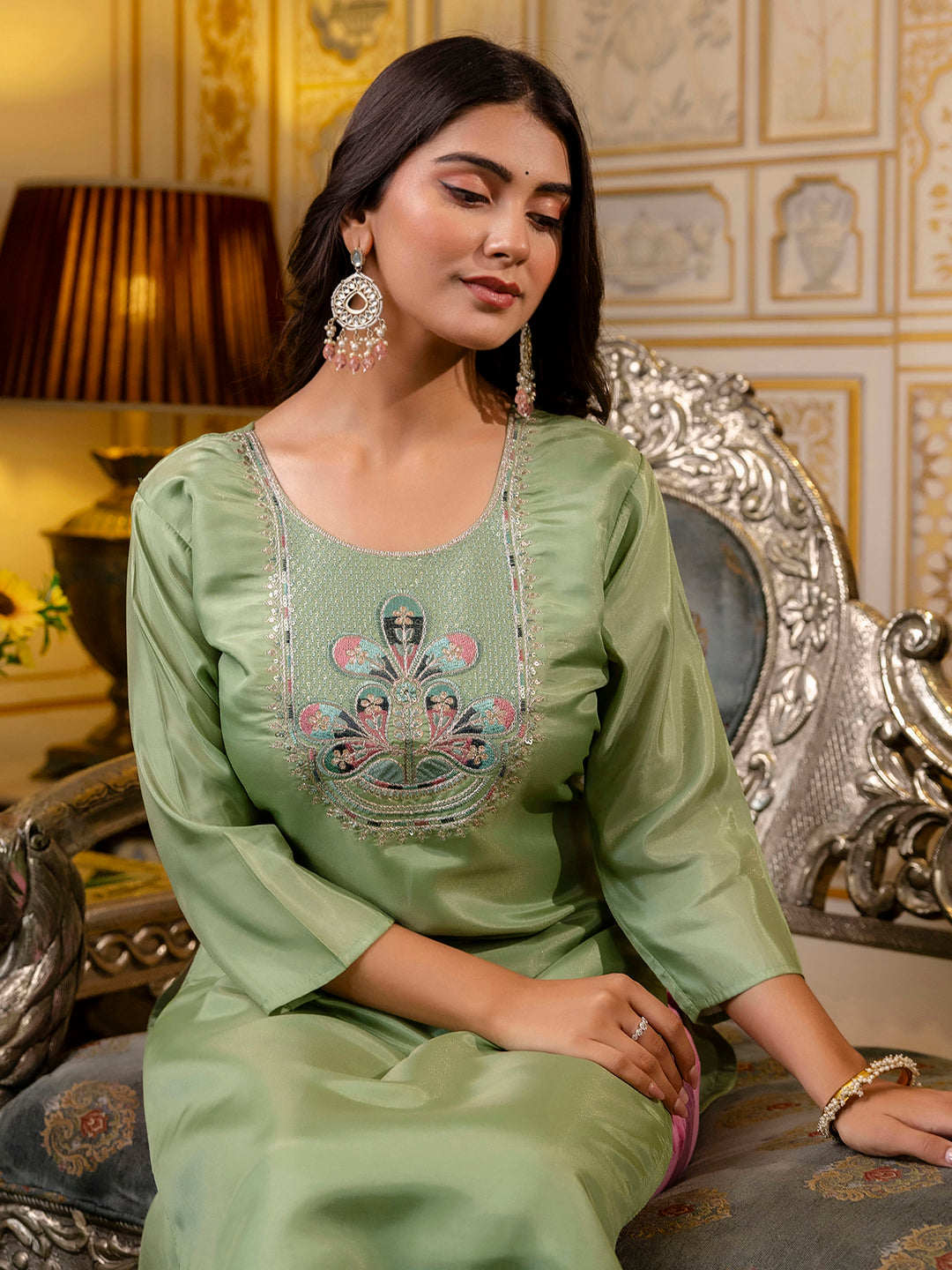 VredeVogel Women Embroidered shimmer Silk Blend Straight Kurta