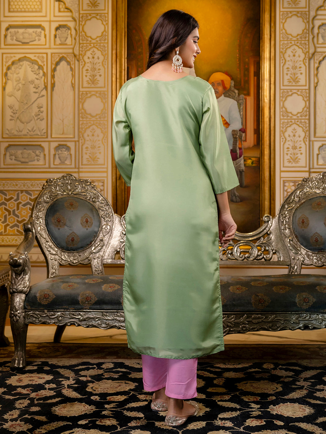 VredeVogel Women Embroidered shimmer Silk Blend Straight Kurta