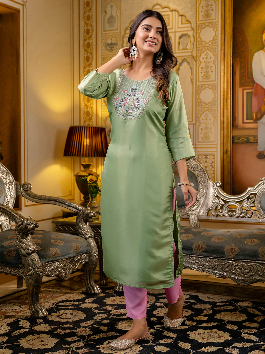 VredeVogel Women Embroidered shimmer Silk Blend Straight Kurta