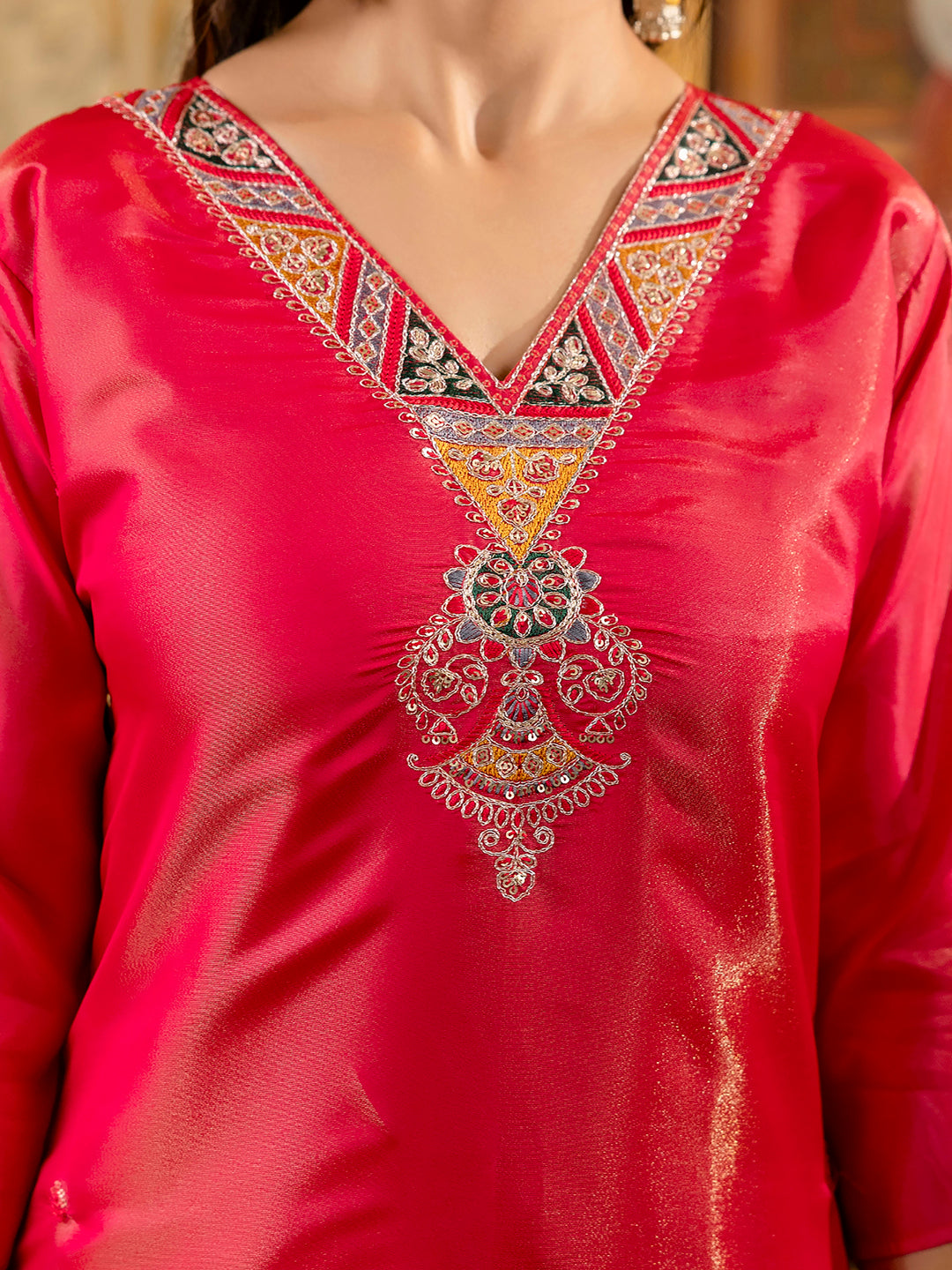 VredeVogel Women Embroidered shimmer Silk Blend Straight Kurta