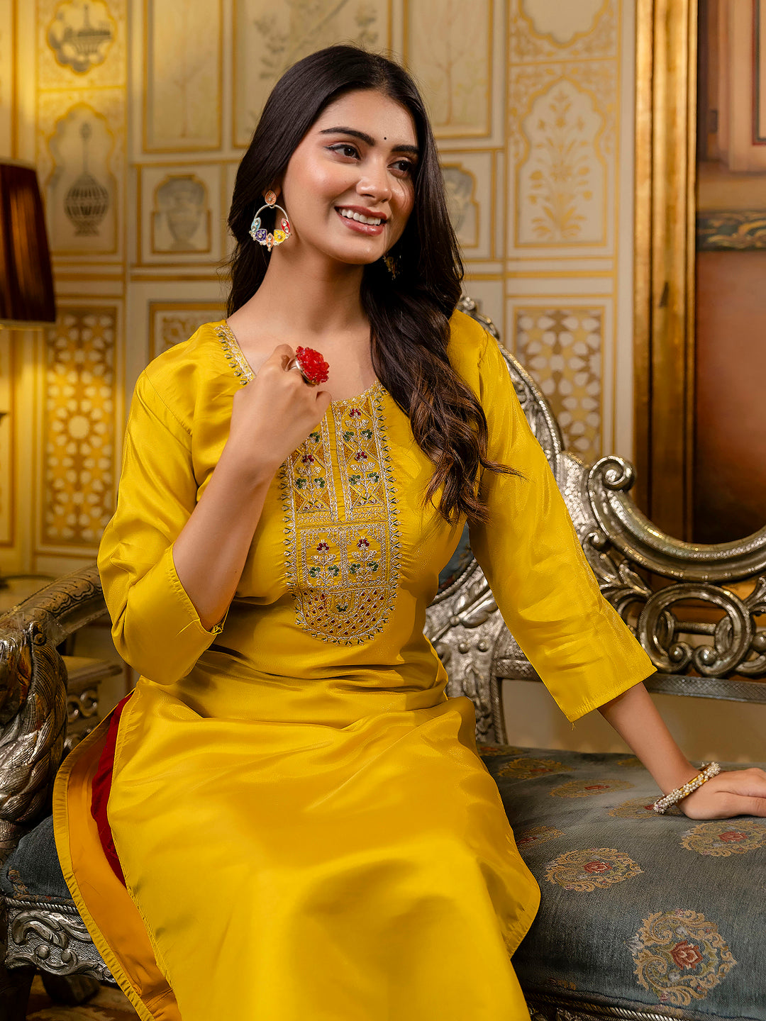 VredeVogel Women Embroidered shimmer Silk Blend Straight Kurta