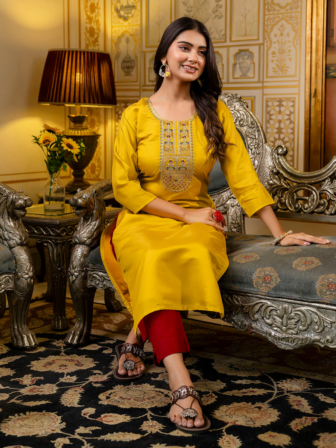 VredeVogel Women Embroidered shimmer Silk Blend Straight Kurta
