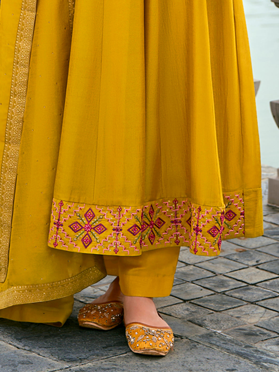 VredeVogel  Women Silk Blend Kurta Pant Dupatta Set