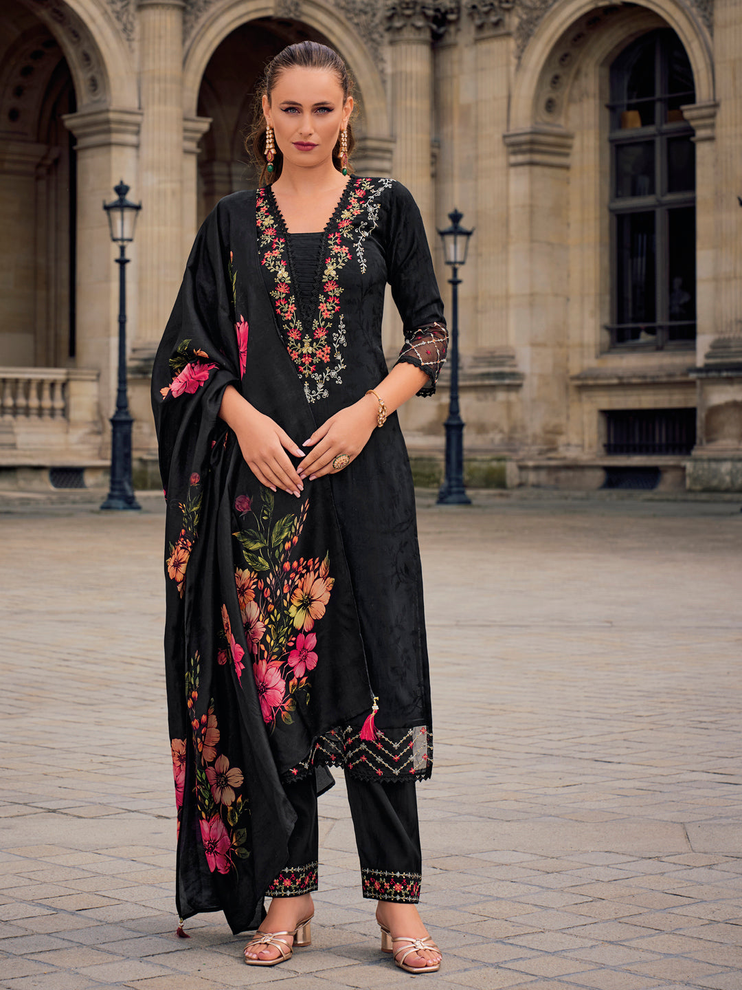 VredeVogel Women Silk Blend Kurta Pant Dupatta Set