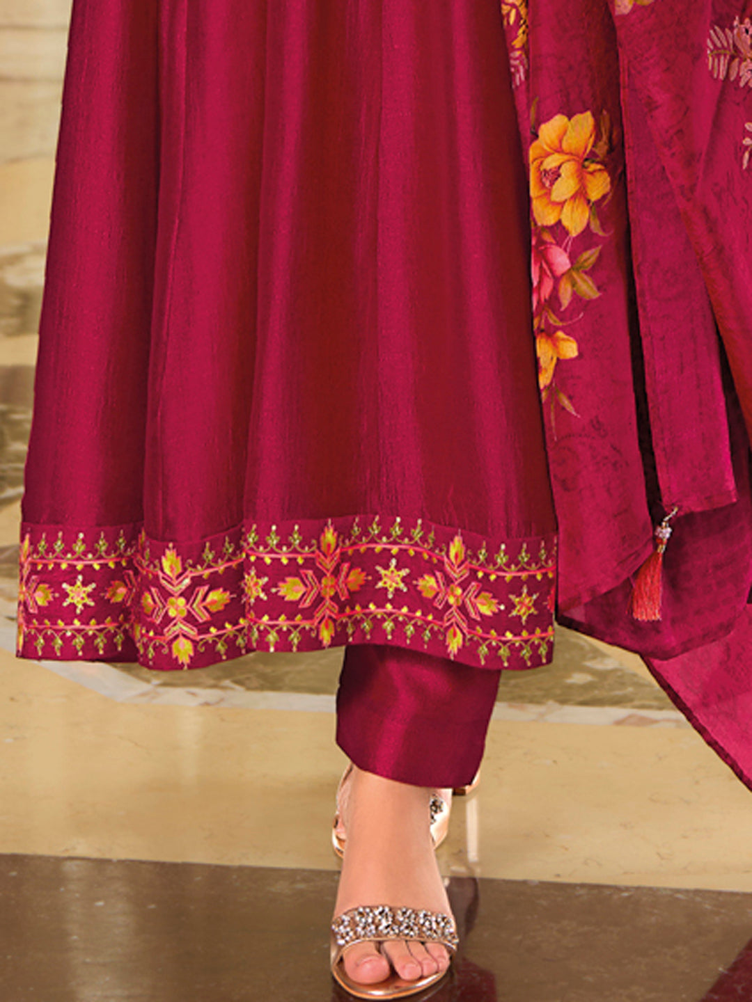 VredeVogel Women Silk Blend Kurta Pant Dupatta Set
