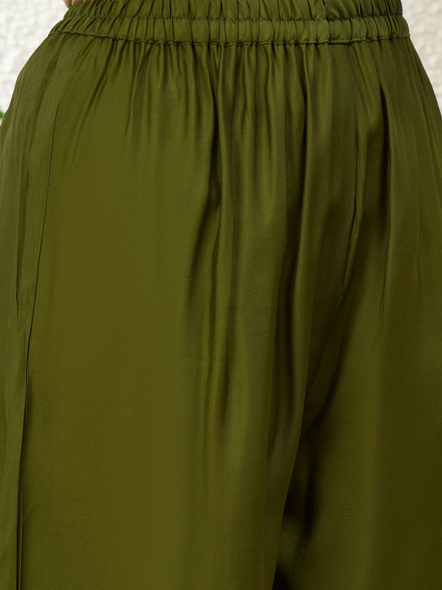 Prakriti Women's Mehendi Green Embroidered Yoke Design Straight Kurta Pant Set
