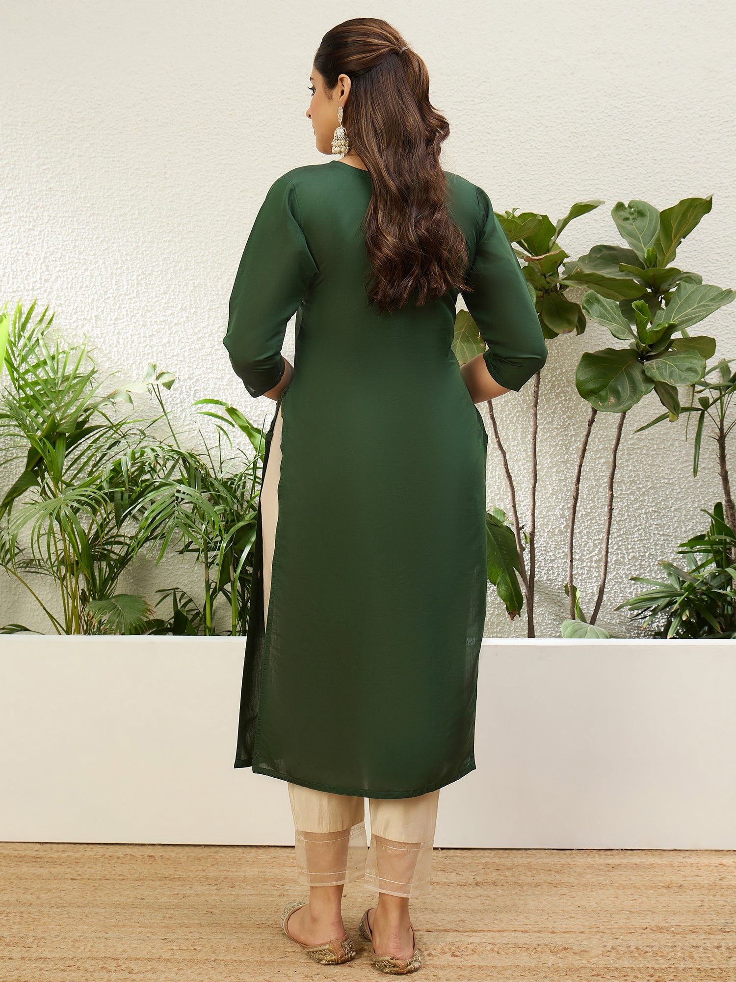 Naayika Green Women Embroidered Silk Blend Straight Kurta