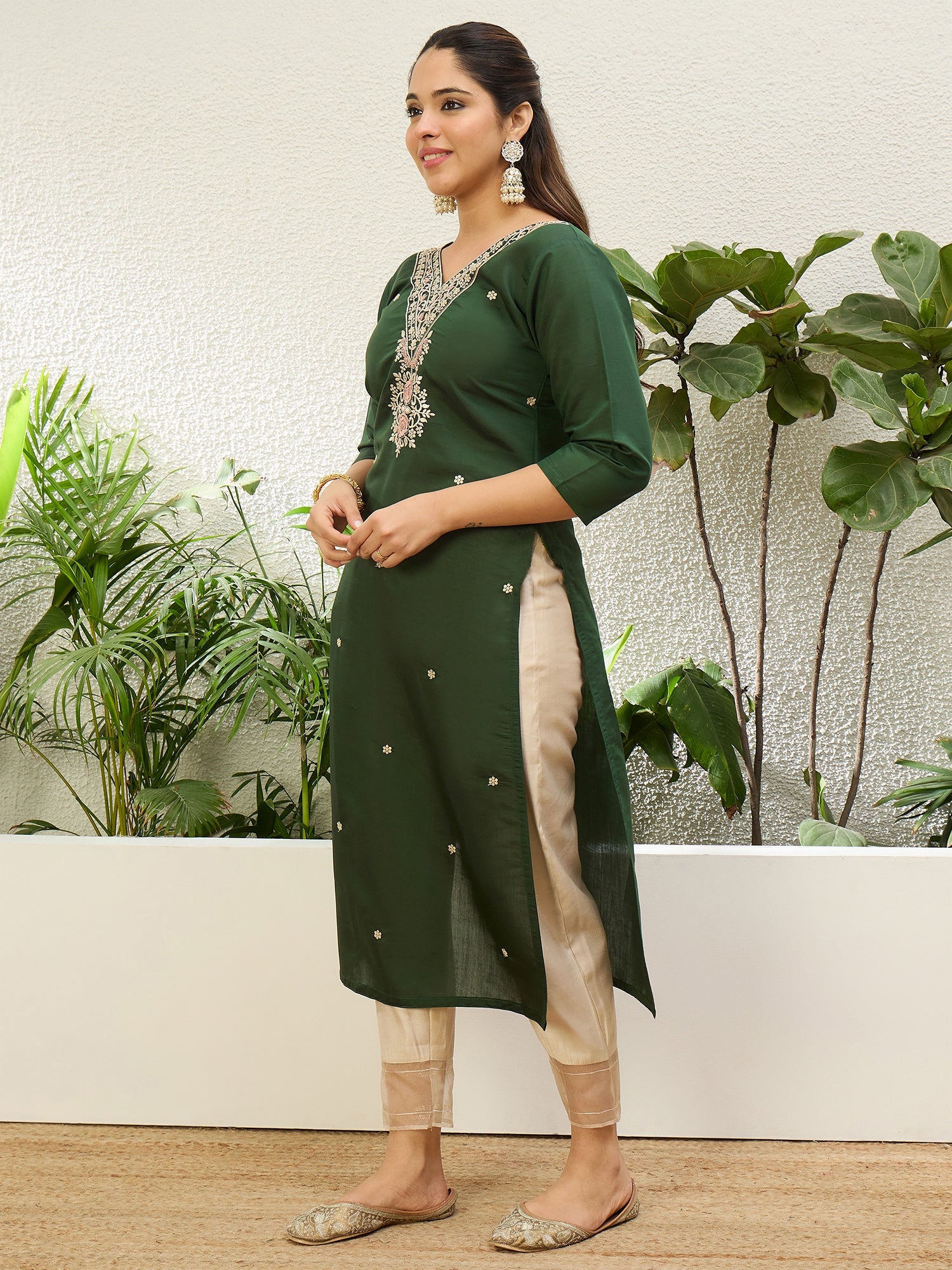 Naayika Green Women Embroidered Silk Blend Straight Kurta