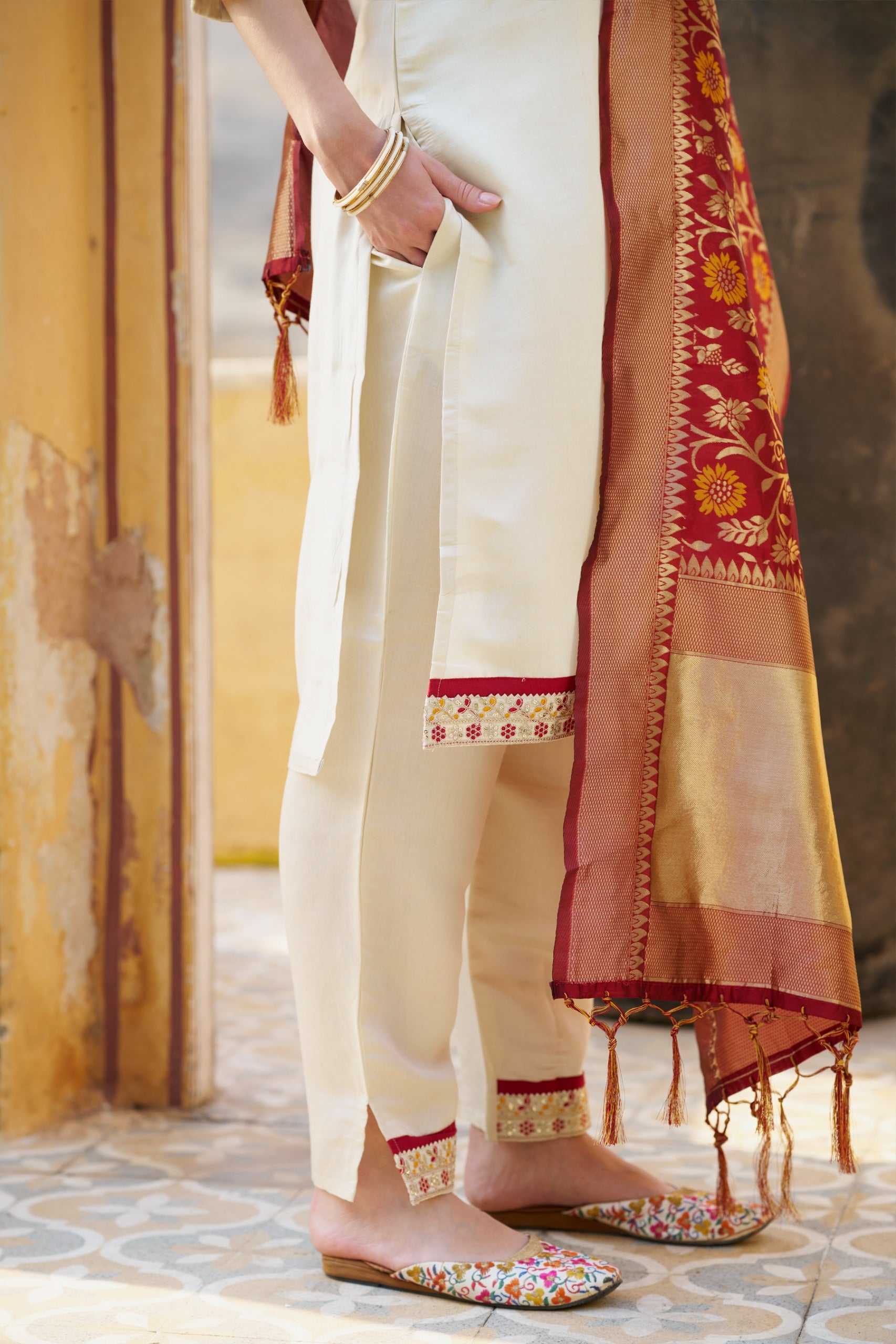 VredeVogel Women Kurta and Pant Sets Silk Blend Fabric