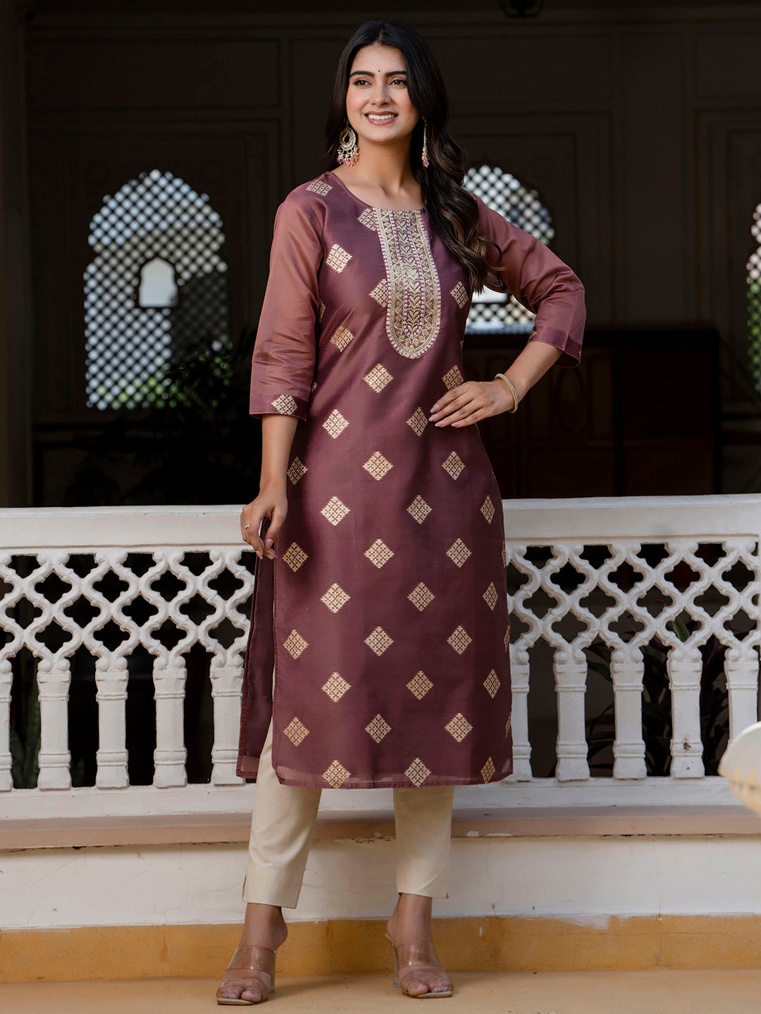 VredeVogel Women Embroidered Silk Blend Straight Kurta