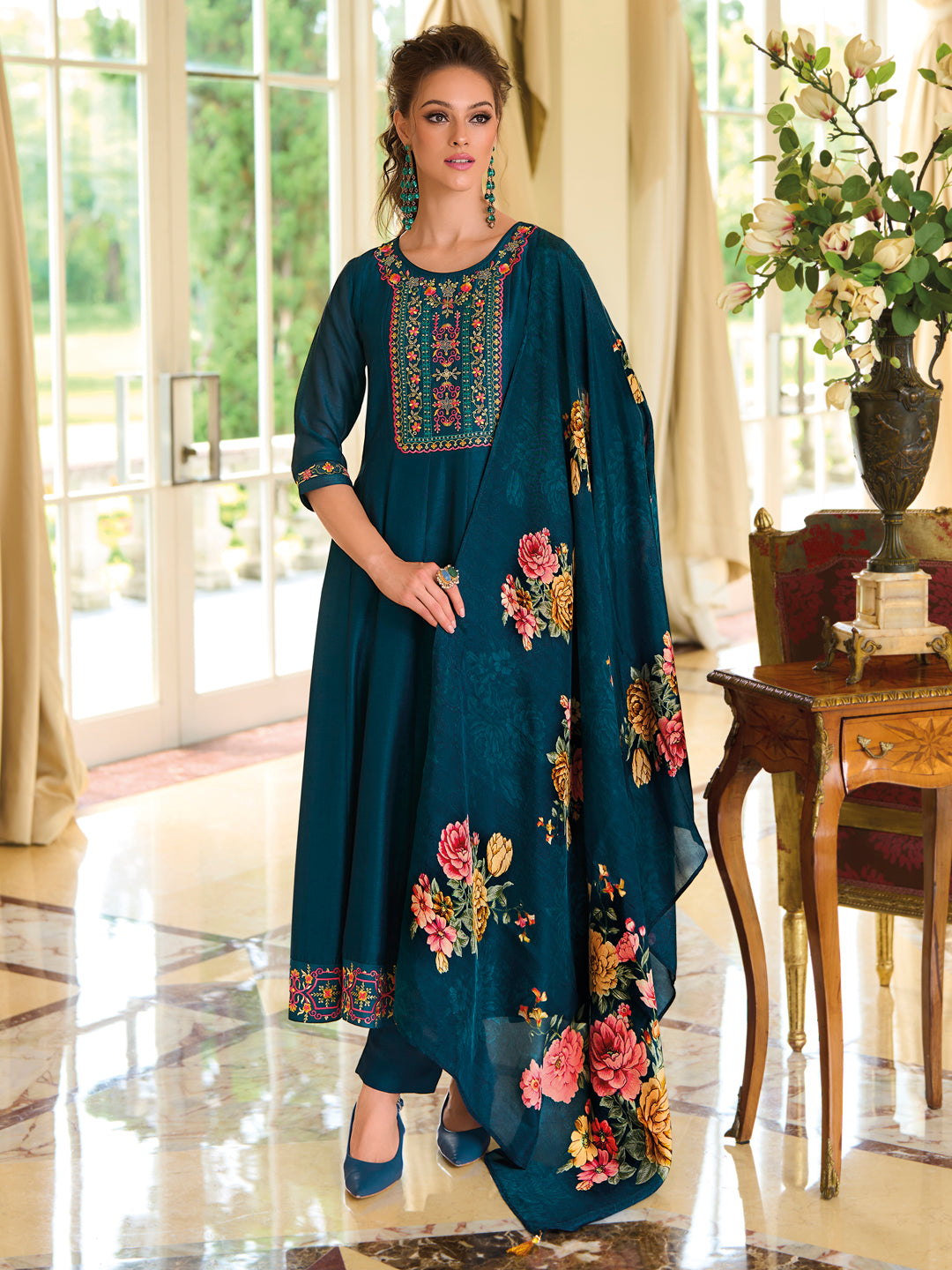 VredeVogel Women Silk Blend Kurta Pant Dupatta Set