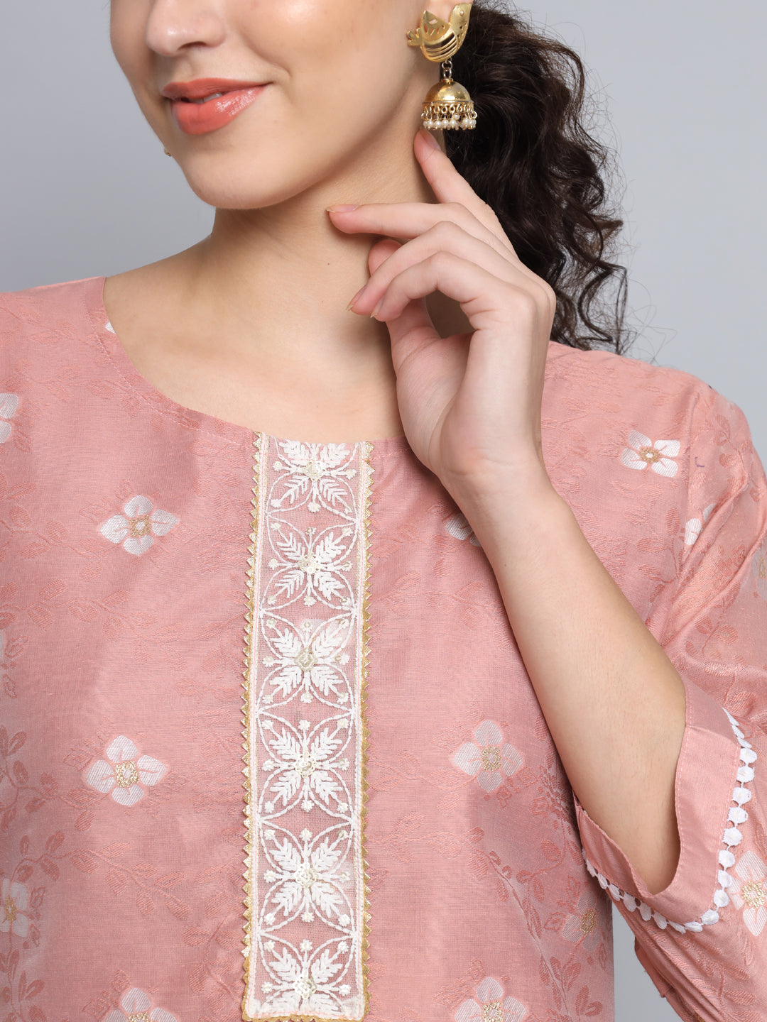 VredeVogel Women Embellished Silk Blend Straight Kurta
