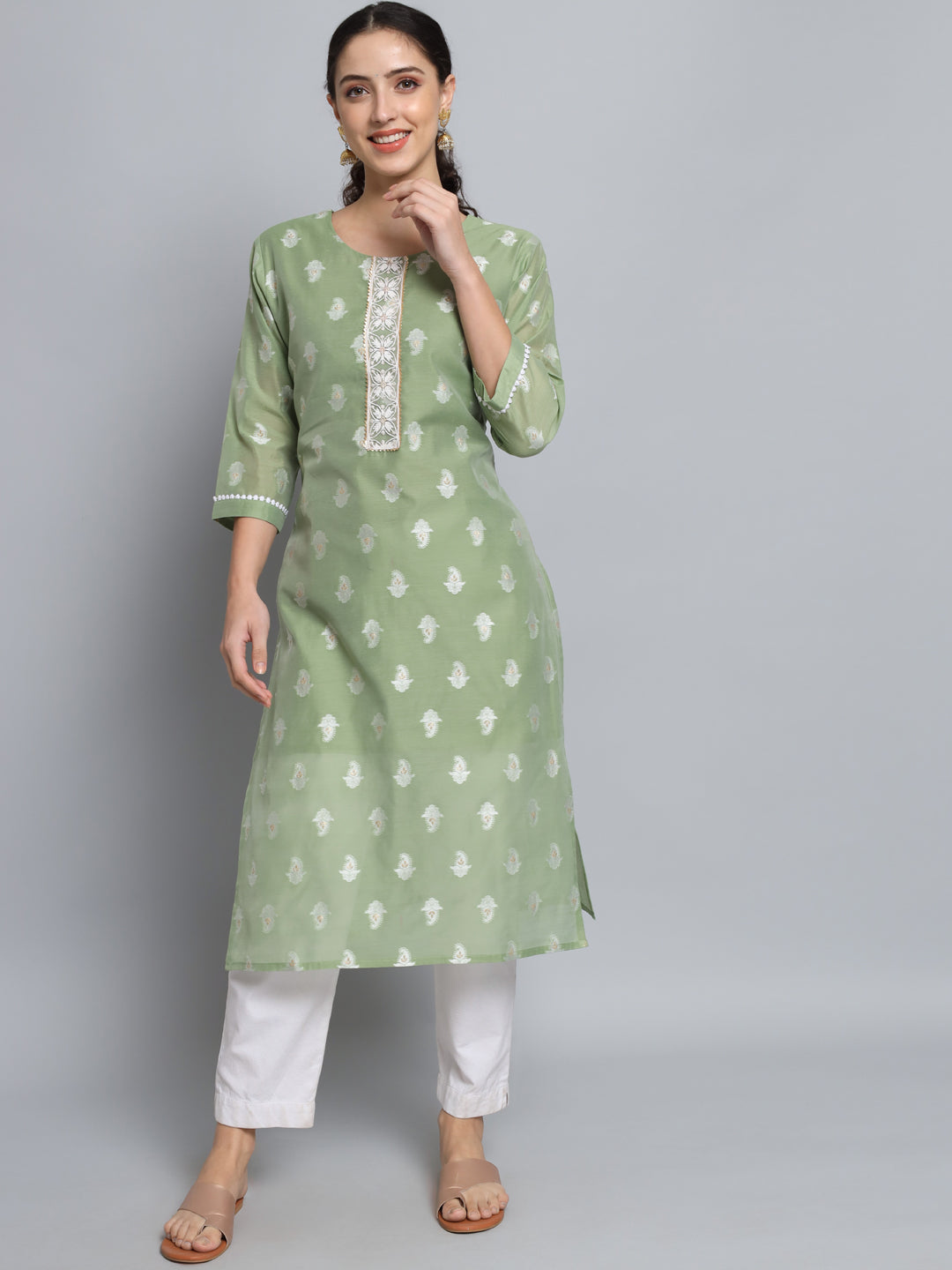 VredeVogel Women Embellished Silk Blend Straight Kurta